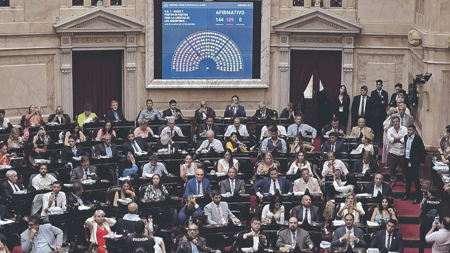Momento de la votacion de la ley omnibus en la asamblea argentina