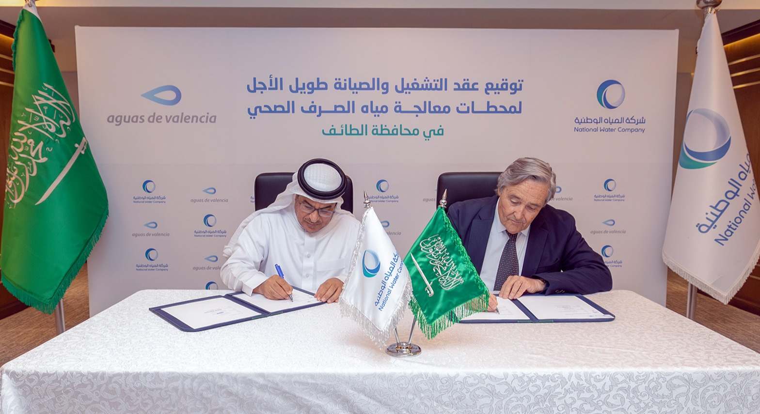 Imagen de la firma del acuerdo en Arabia Saudí.