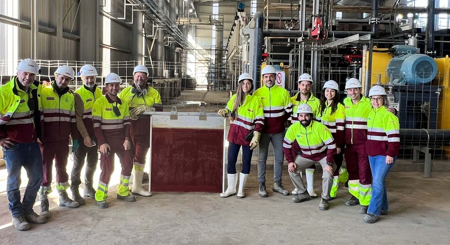 Eva Laín con miembros de su equipo en la planta de Riotinto.