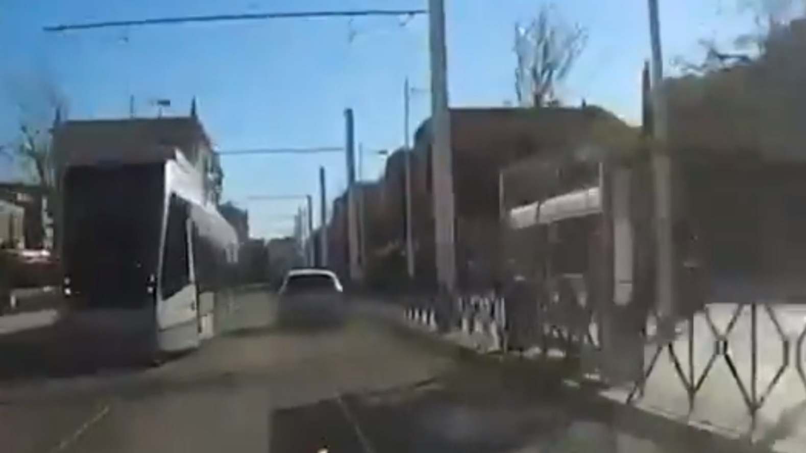 Persecución policial en el centro de Sevilla, circula por las vías del tranvía, en aceras y dirección contraria