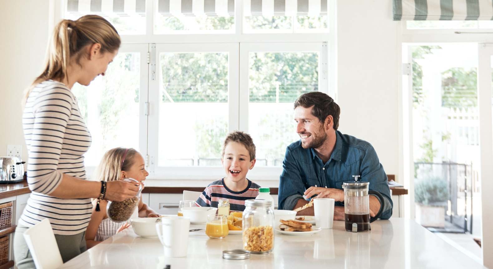 Familia desayunando en la cocina