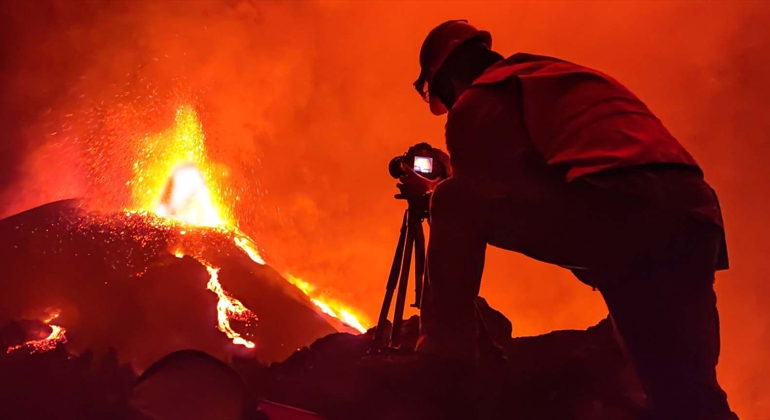 Un técnico de Involcan contempla la erupción del volcán de La Palma. EUROPA PRESS
