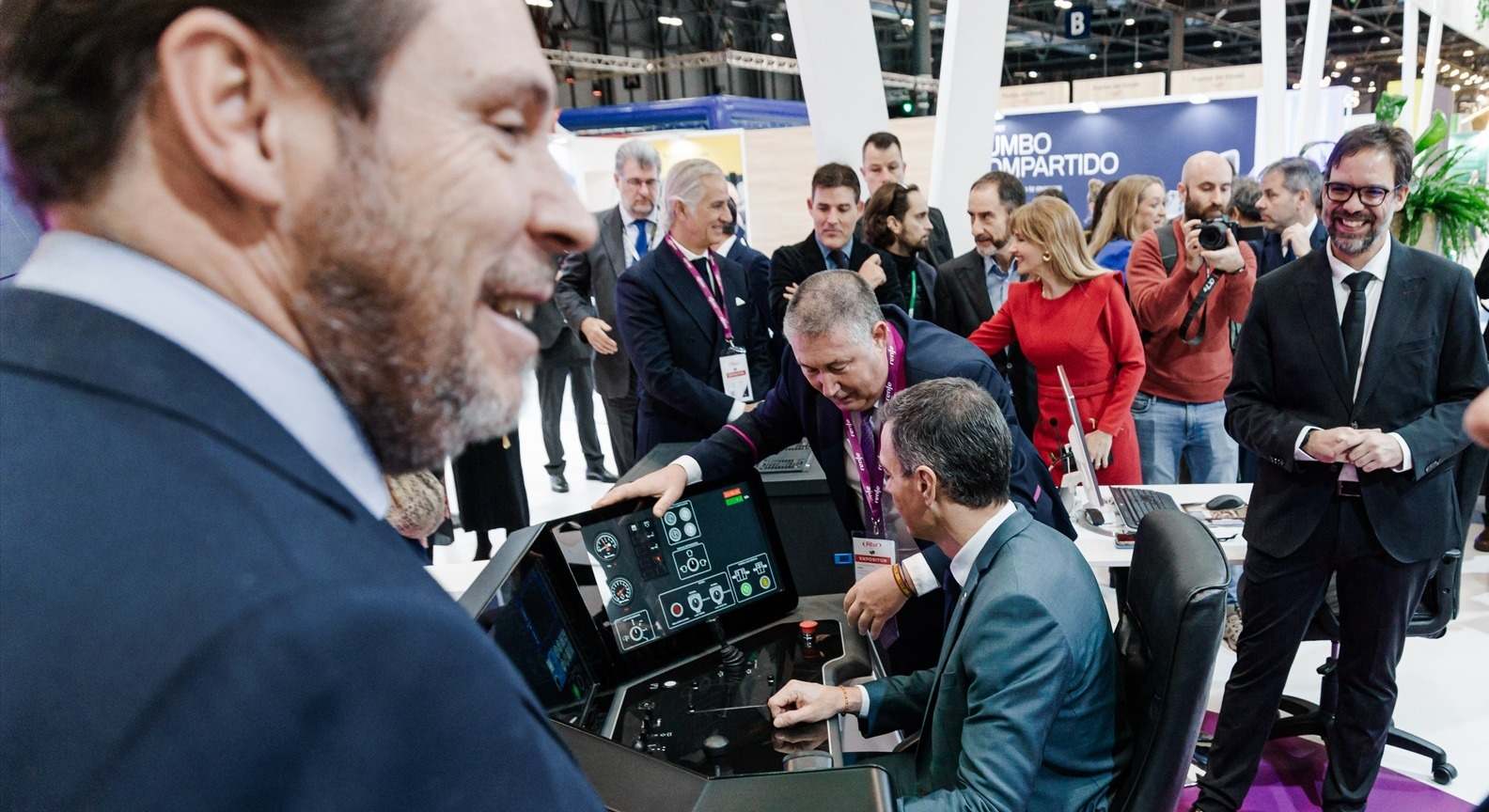 El ministro de Transportes, Óscar Puente, en primera plana; con el Presidente del Gobierno, Pedro Sánchez; y el presidente de Renfe, Álvaro Fernández Heredia, de fondo. / Europa Press