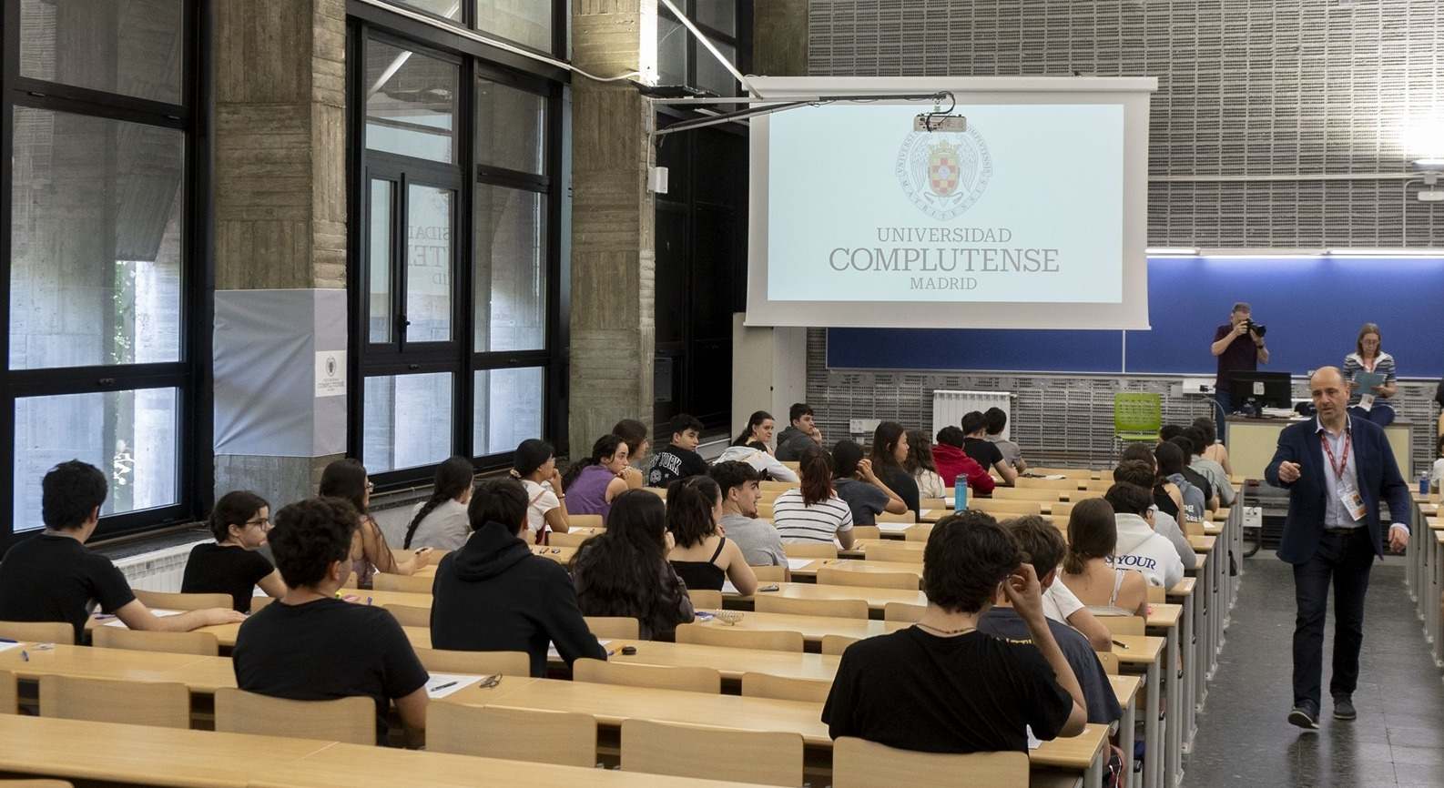Estudiantes en un aula durante el inicio de un examen de la PAU. / Foto: EP