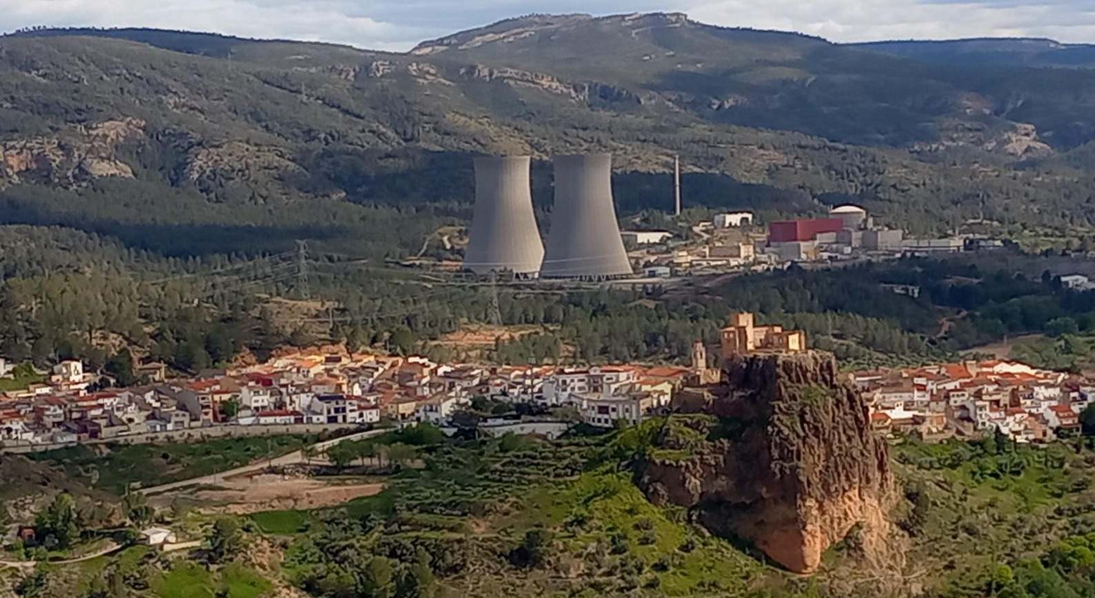 Imagen de Cofrentes con la nuclear tras la población.