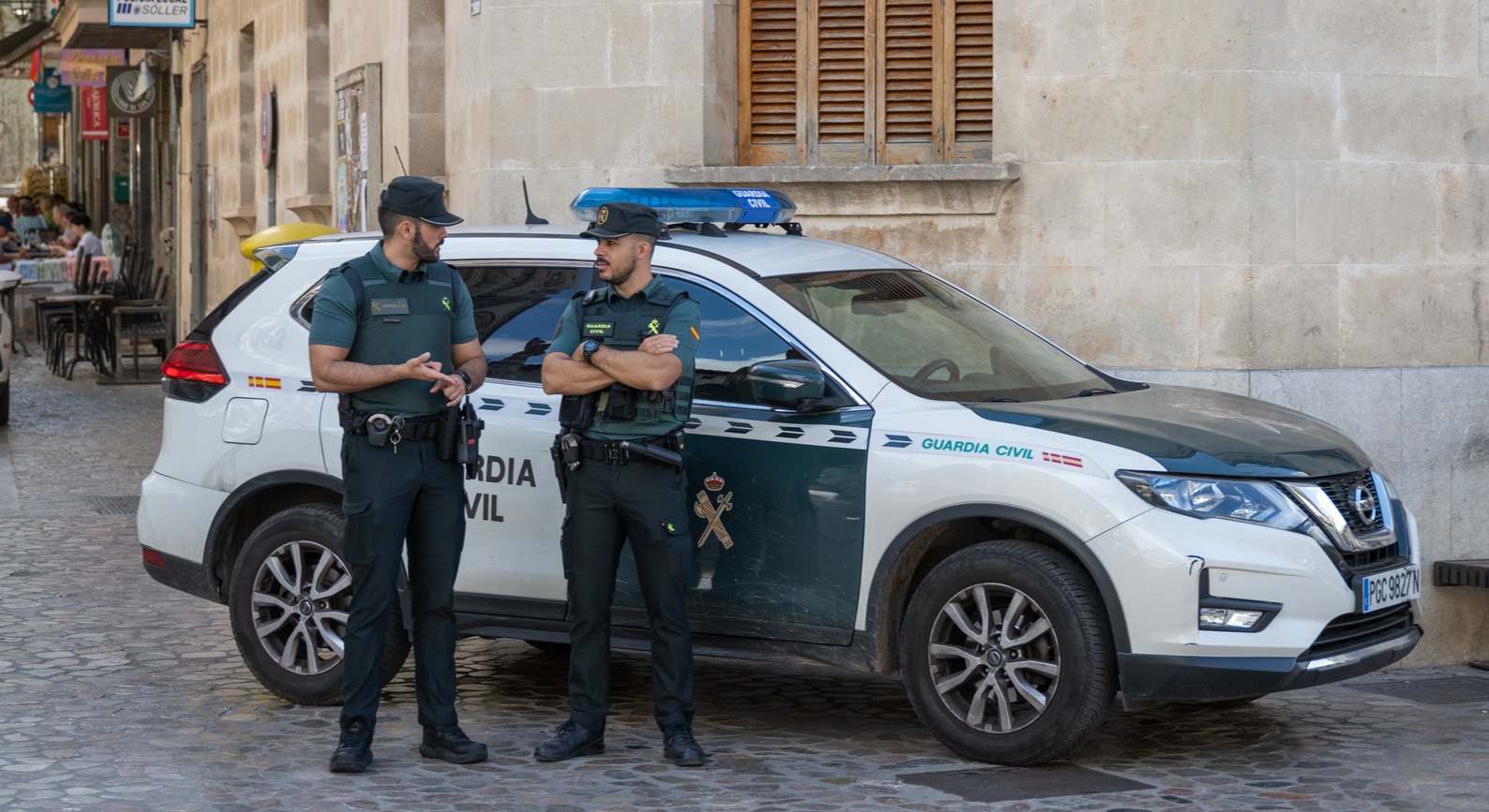 Dos agentes de la Guardia Civil