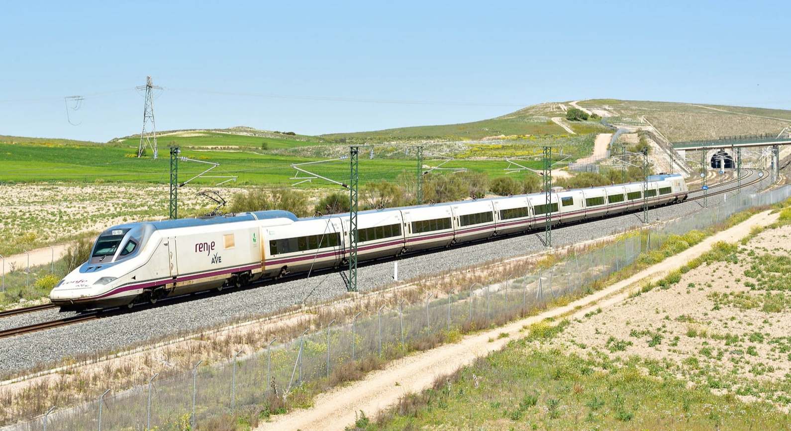 Tren de la serie 102 de Renfe realizando un viaje entre Valencia y Madrid a su paso por Ciempozuelos (Madrid). / Foto: Cesare Sapienza