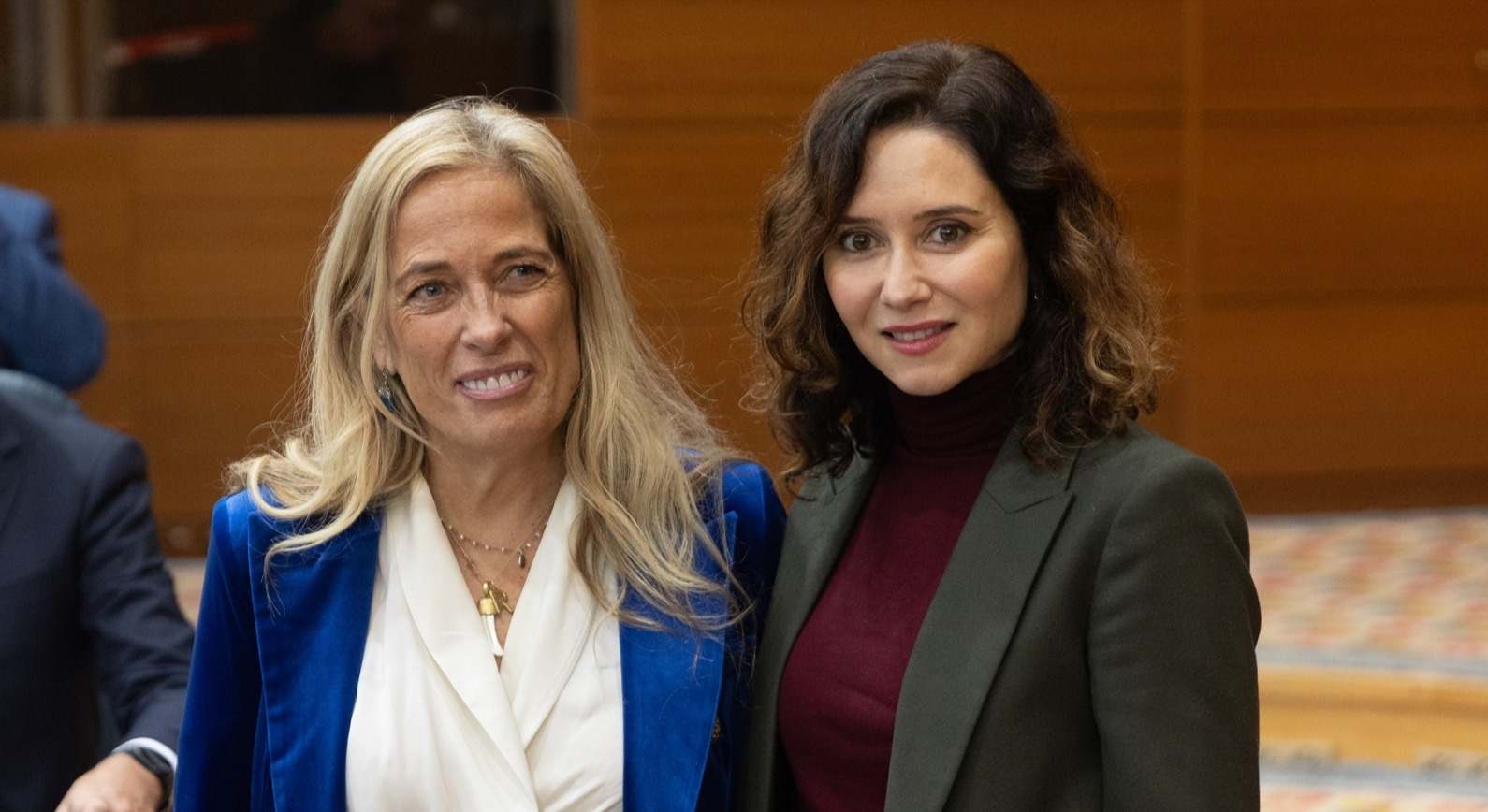 La consejera de Economía, Hacienda y Empleo, Rocío Albert, y la presidenta de la Comunidad de Madrid, Isabel Díaz Ayuso