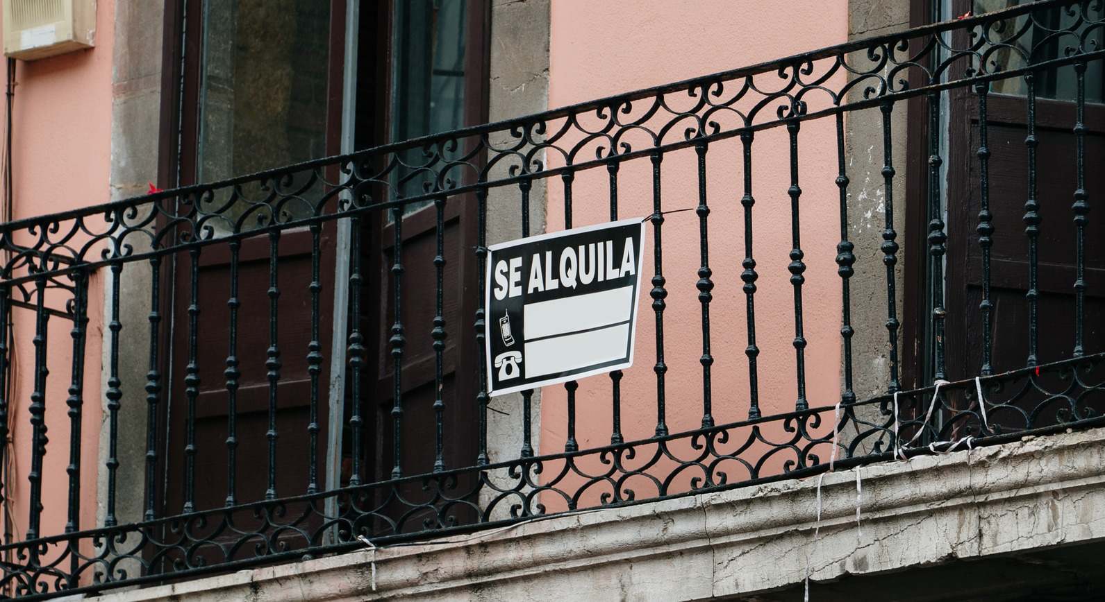 Cartel de 'Se alquila' en un balcón