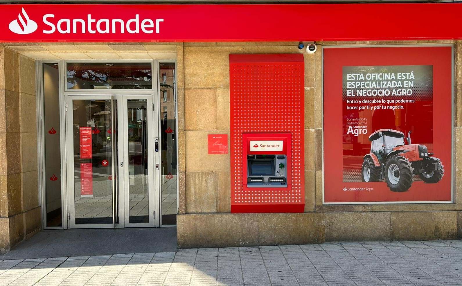 Sucursal de Santander con la publicidad del negocio Agro