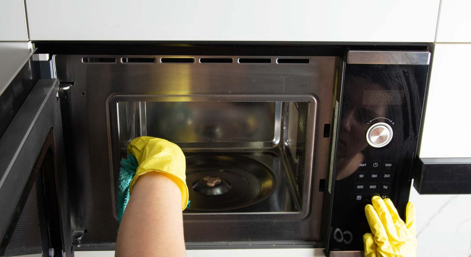 Limpieza del microondas. / Foto: iStock