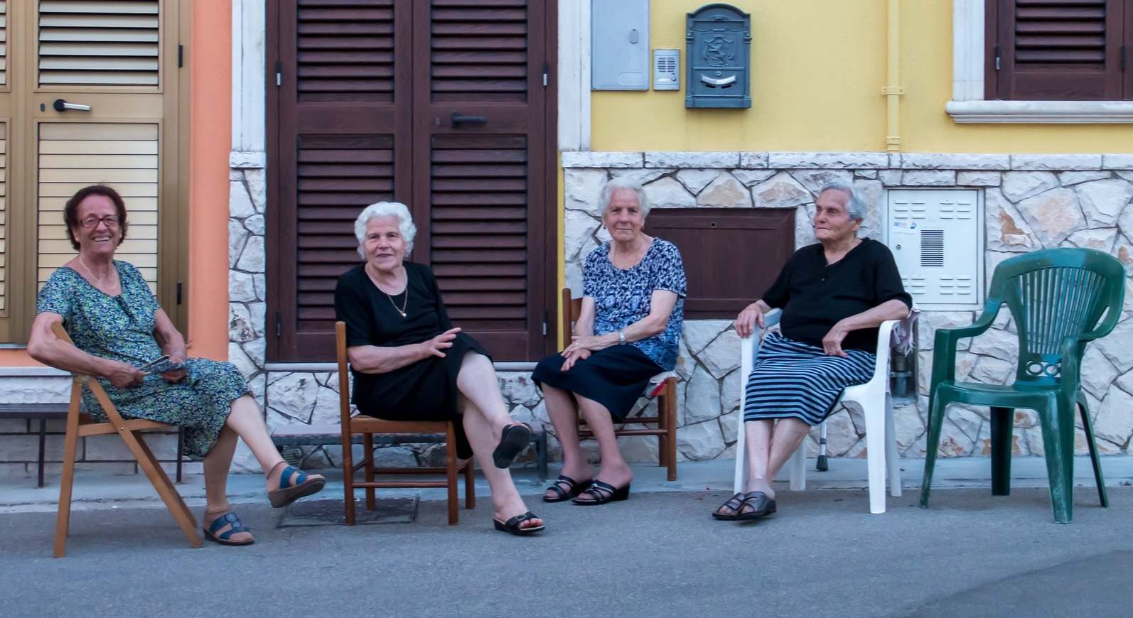 ¿Es verdad que me pueden multar por sacar la silla a tomar el fresco?