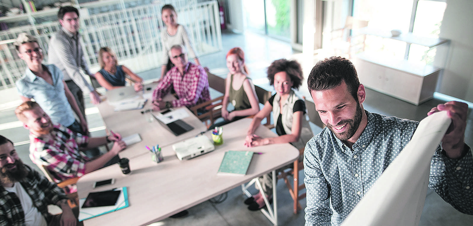 trabajadores-reunion-felices-istock.jpg