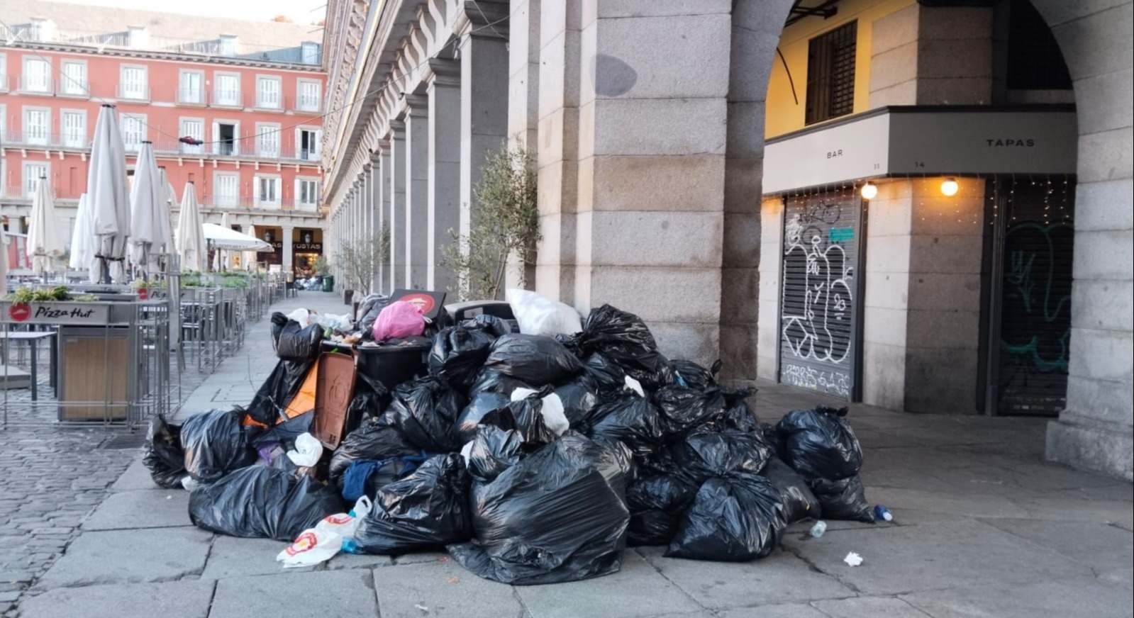 Imagen de basura acumulada en la Plaza Mayor de Madrid.