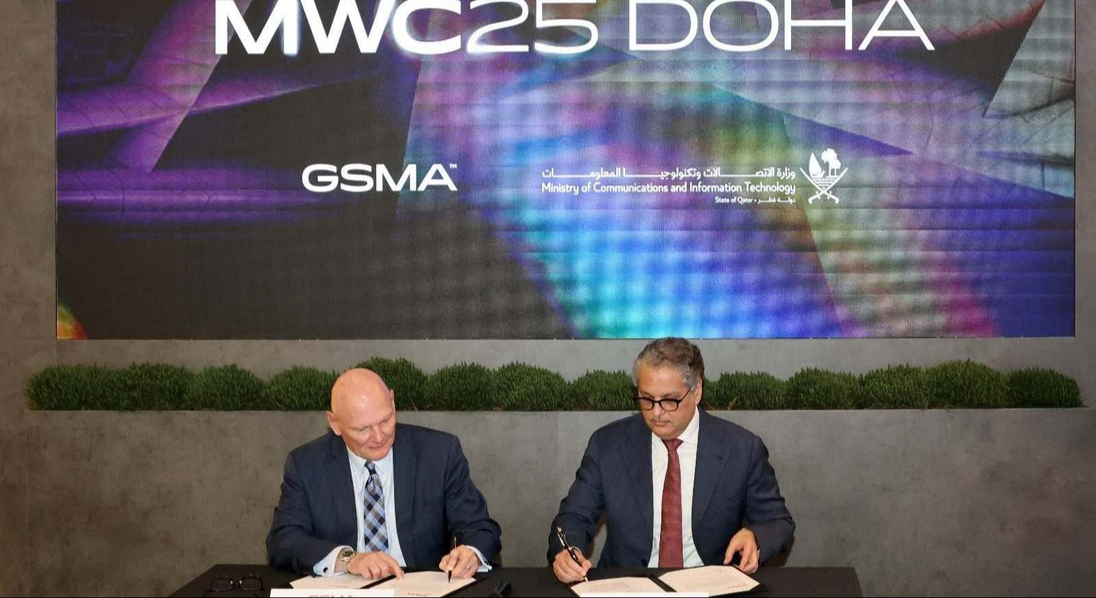 John Hoffman (GSMA) y Ali bin Mohammed Al Mannai (Catar). EEJohn Hoffman (GSMA) y Ali bin Mohammed Al Mannai (Catar). EE