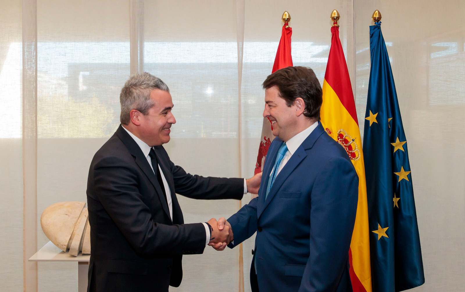 Alfonso Fernández Mañueco y el director general de Renault Group Iberia, José María Recasens