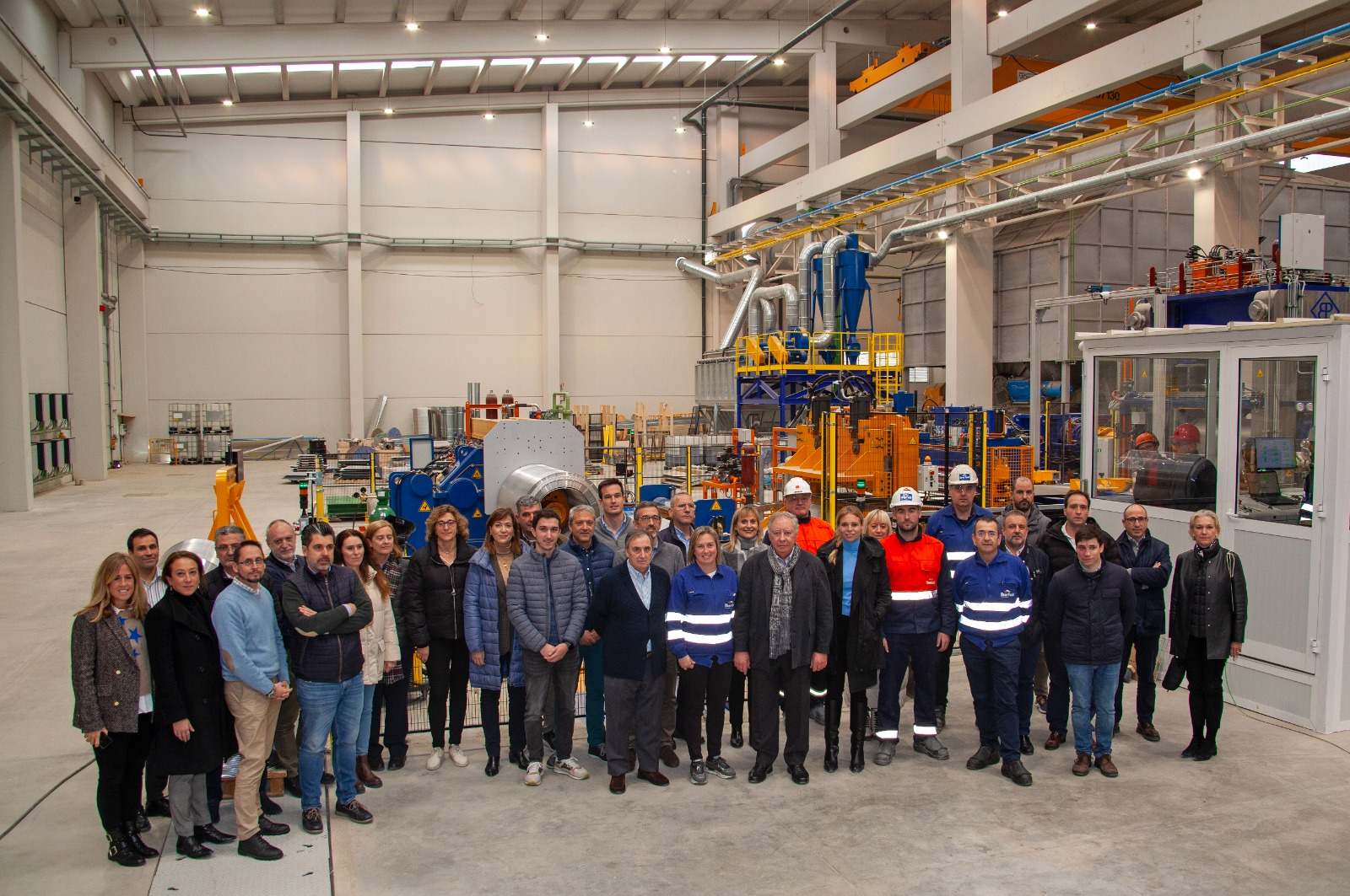 Imagen de los directivos de Alibérico en la planta de Iberfoil. EE