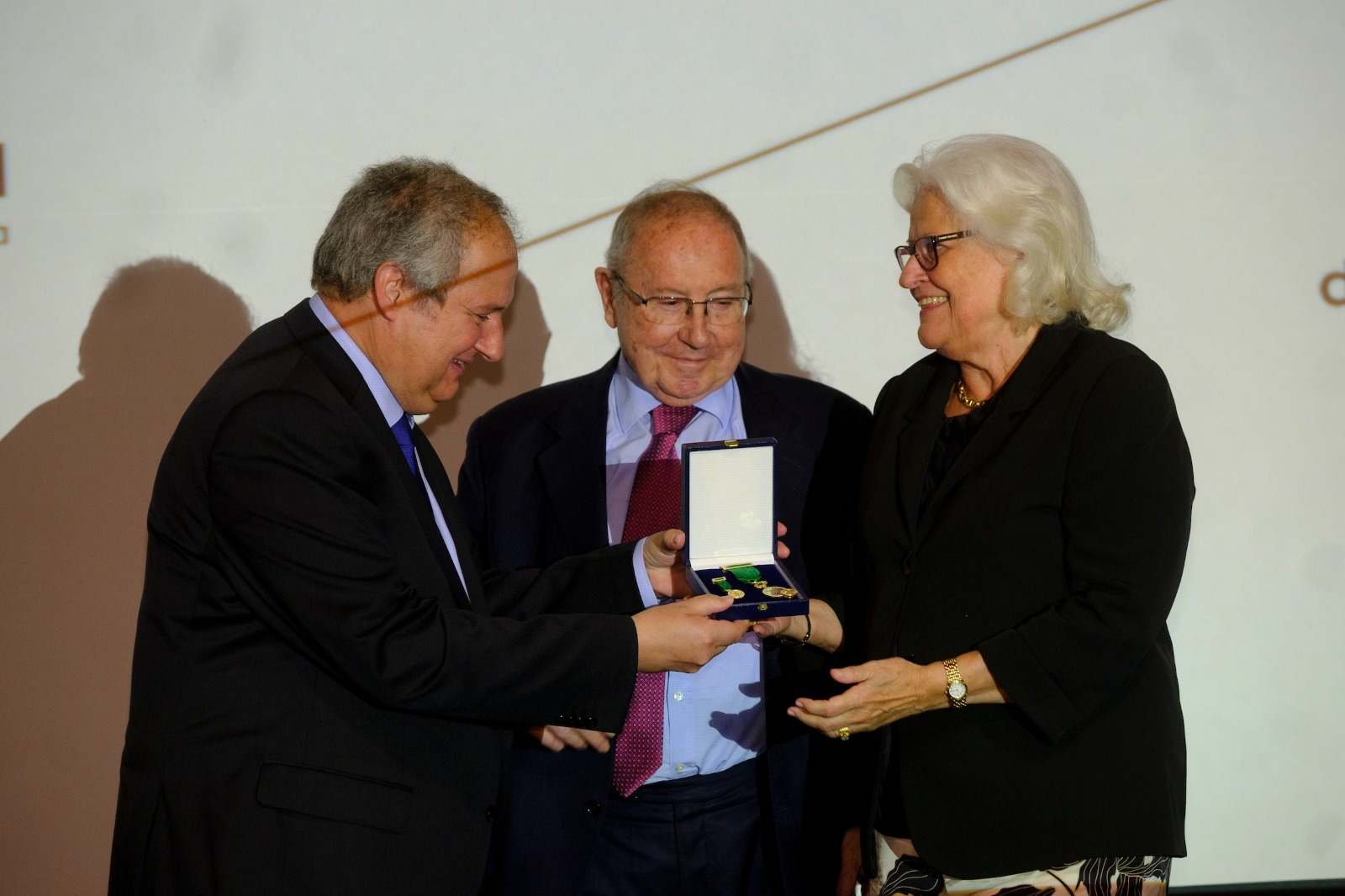 El ministro de Industria, Jordi Hereu, y el presidente de la Cámara de Comercio de España, José Luis Bonet, entregan la medalla de oro póstuma a la viuda de Miquel Valls. EE