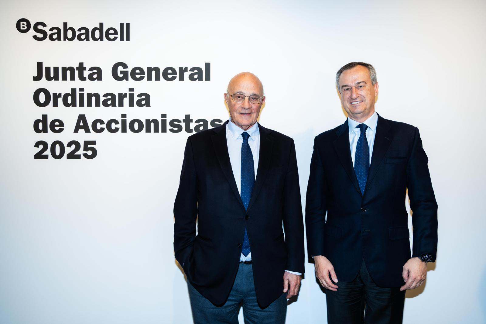 Josep Oliu, presidente de Banco Sabadell, y César González-Bueno, consejero delegado. EE