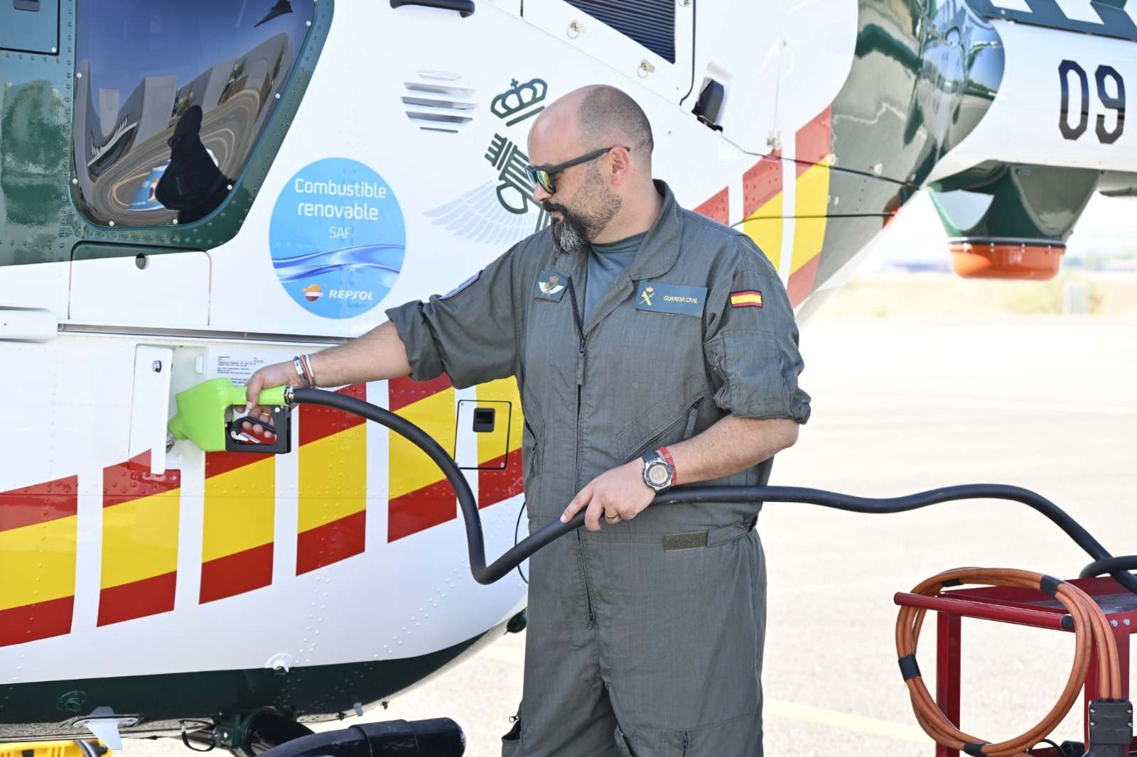 Un guardia civil repostando SAF