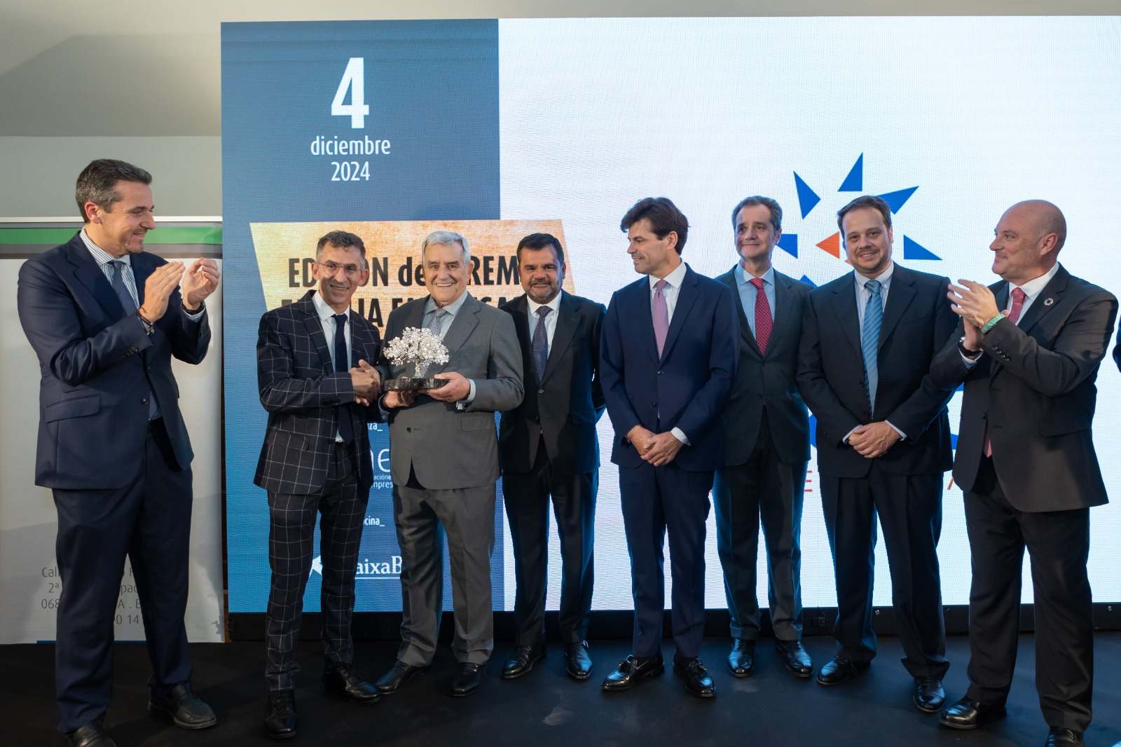 a familia Pitarch junto a las autoridades presentes en el acto de entrega del premio
