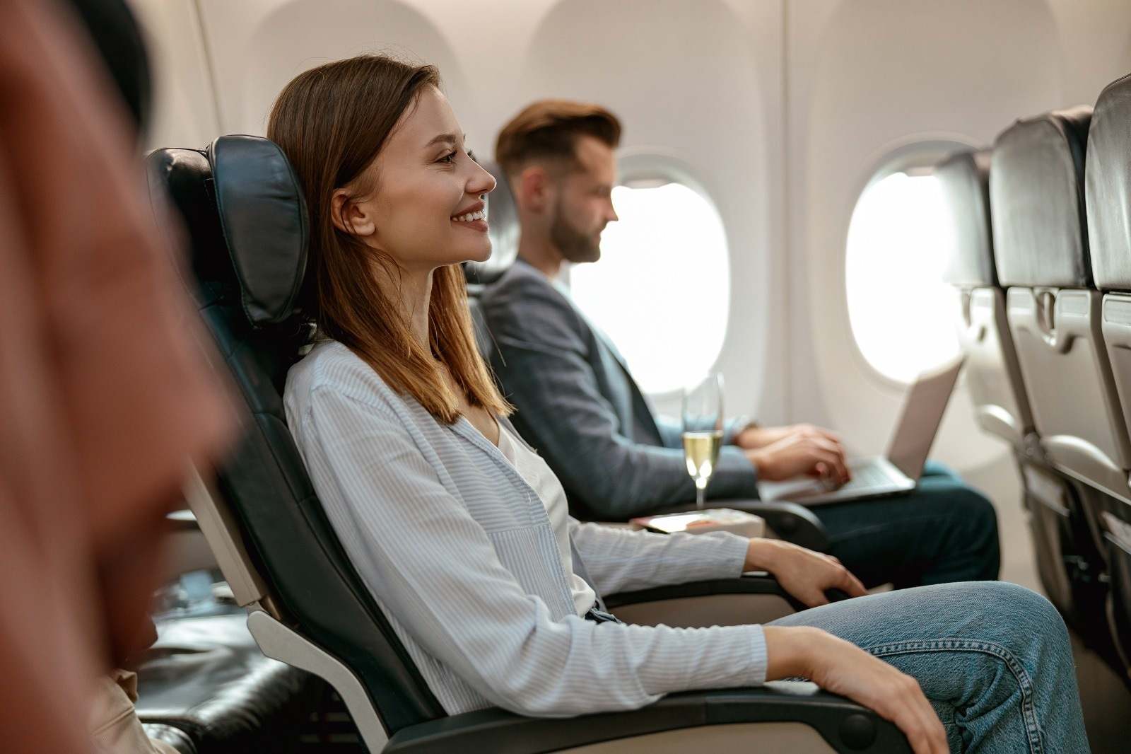 Mujer sentada en el asiento de un avión