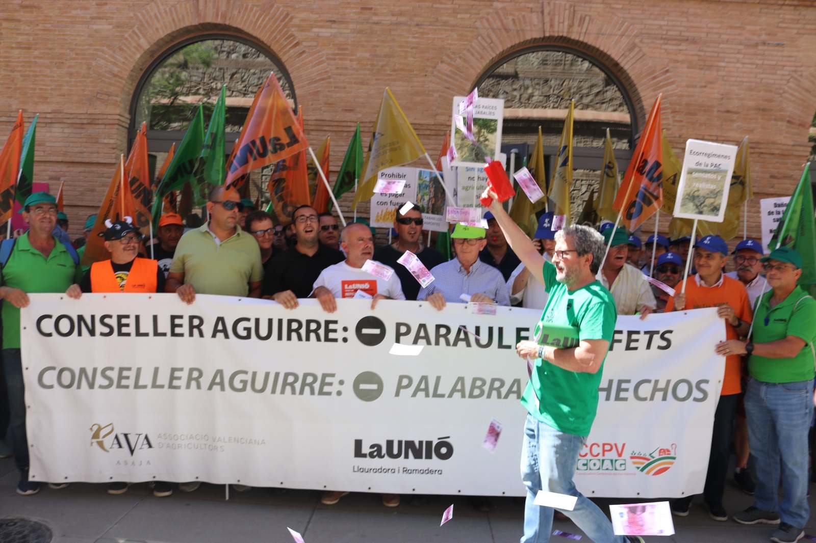 Un momento de la concentración frente e la Conselleria de Agricultura.