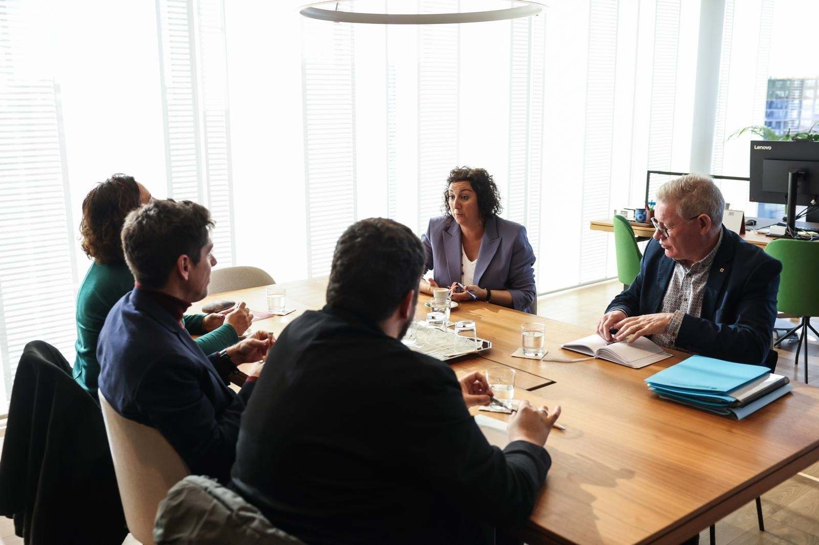 La consejera de Economía y Finanzas, Alícia Romero, se reúne con miembros de los comunes para negociar los presupuestos de 2025. EE