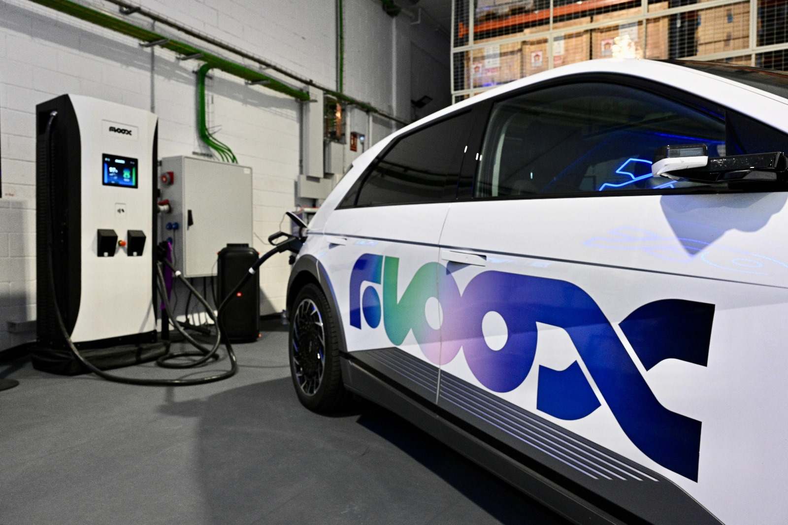Floox presenta su cargador eléctrico Lynx 240. EE