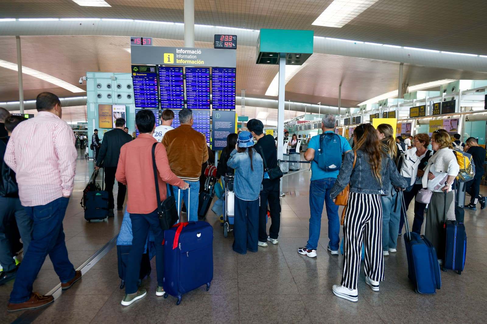 Viajeros esperando a sus aviones en Barcelona-El Prat. / EFE