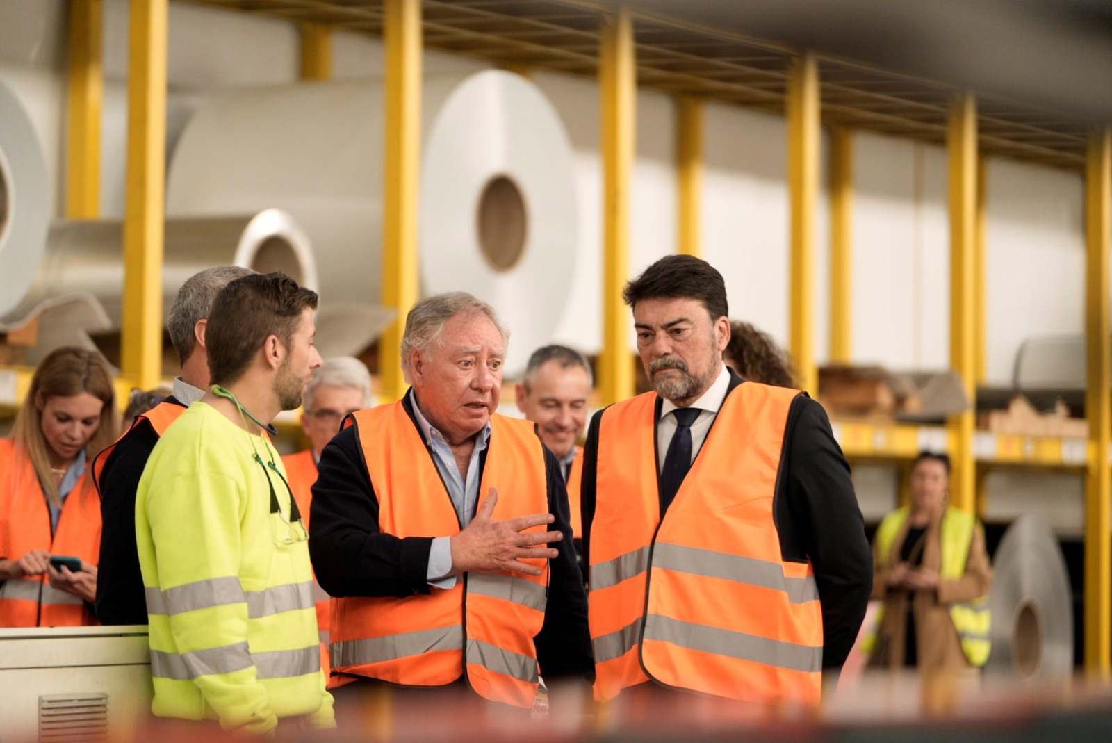 Clemente González Soler, presidente de Grupo Alibérico (centro) con el alcalde de Alicante, Luis Barcala (derecha). EE