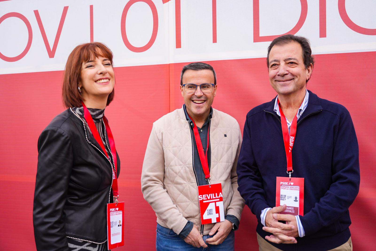 Miguel Ángel Gallardo, secretario general del PSOE de Extremadura (en el centro) con Fernández Vara y Ana María Fernández