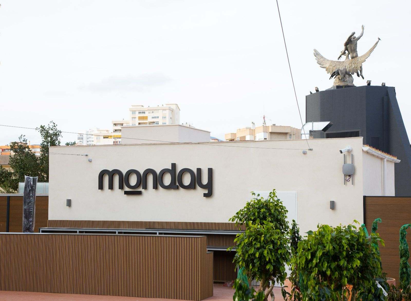 Enseña de Monday en el antiguo edificio Alianz de Málaga.