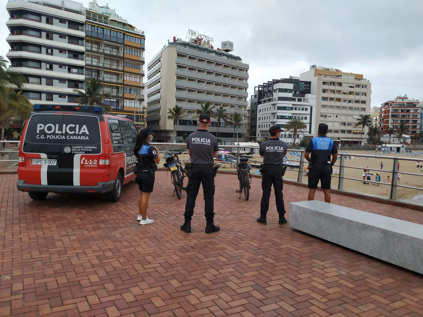 Polica local y municipal en una playa de Canarias
