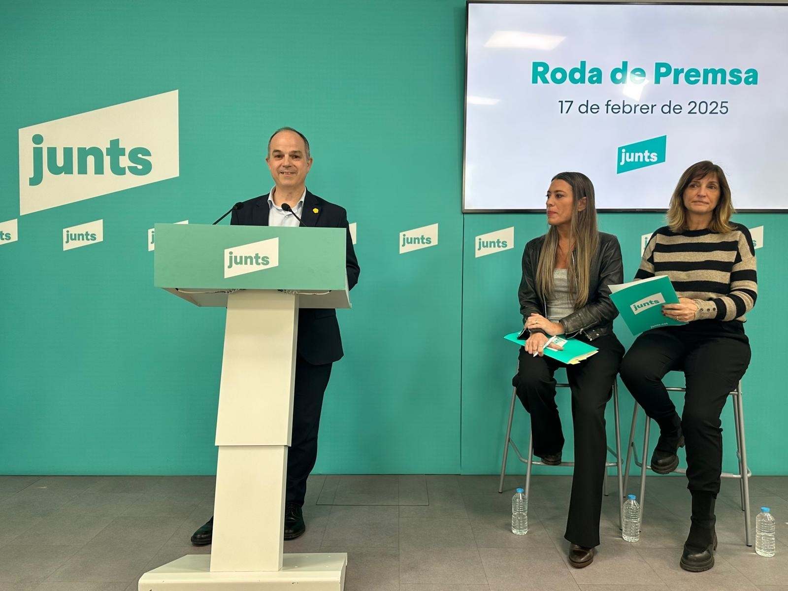 El secretario general de Junts, Jordi Turull, con la portavoz de partido en el Congreso, Miriam Nogueras y la diputada en el Parlament Glòria Freixa. EP