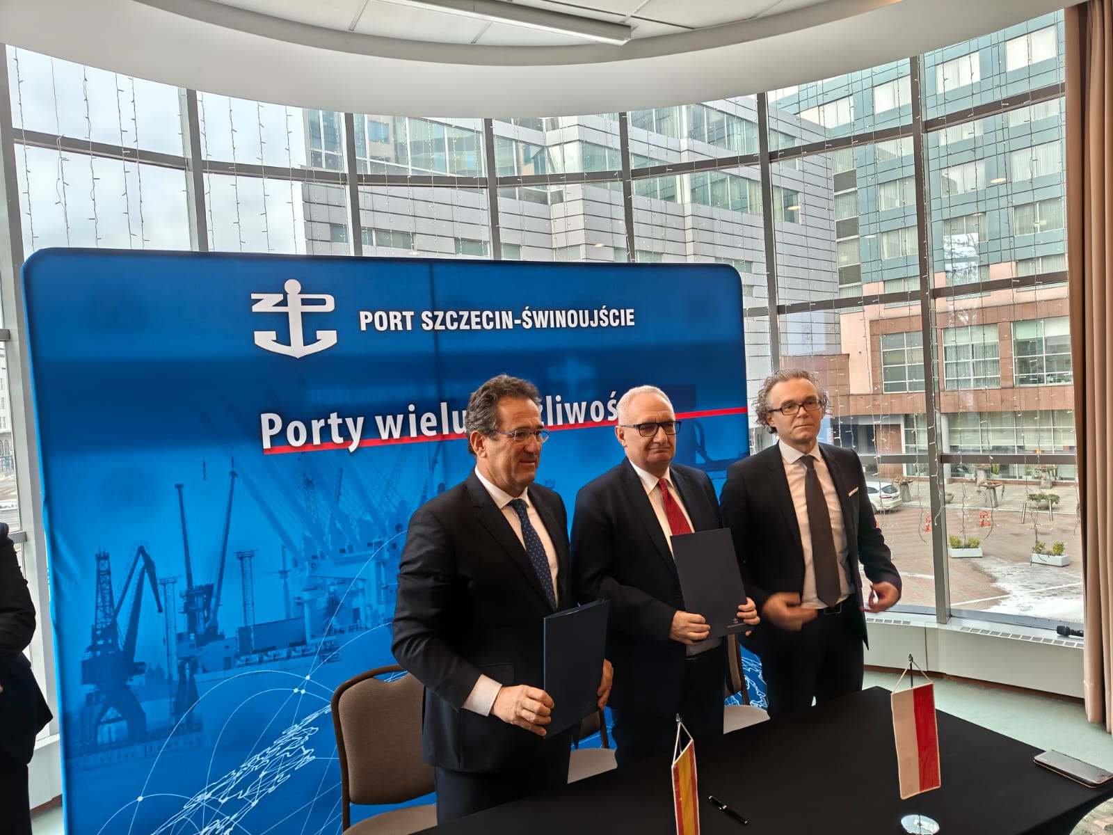 De izquierda a derecha, Orlando Alonso, presidente de Windar Renovables, y Krzysztof Urbas, presidente de la Autoridad Portuaria de Szczecin.