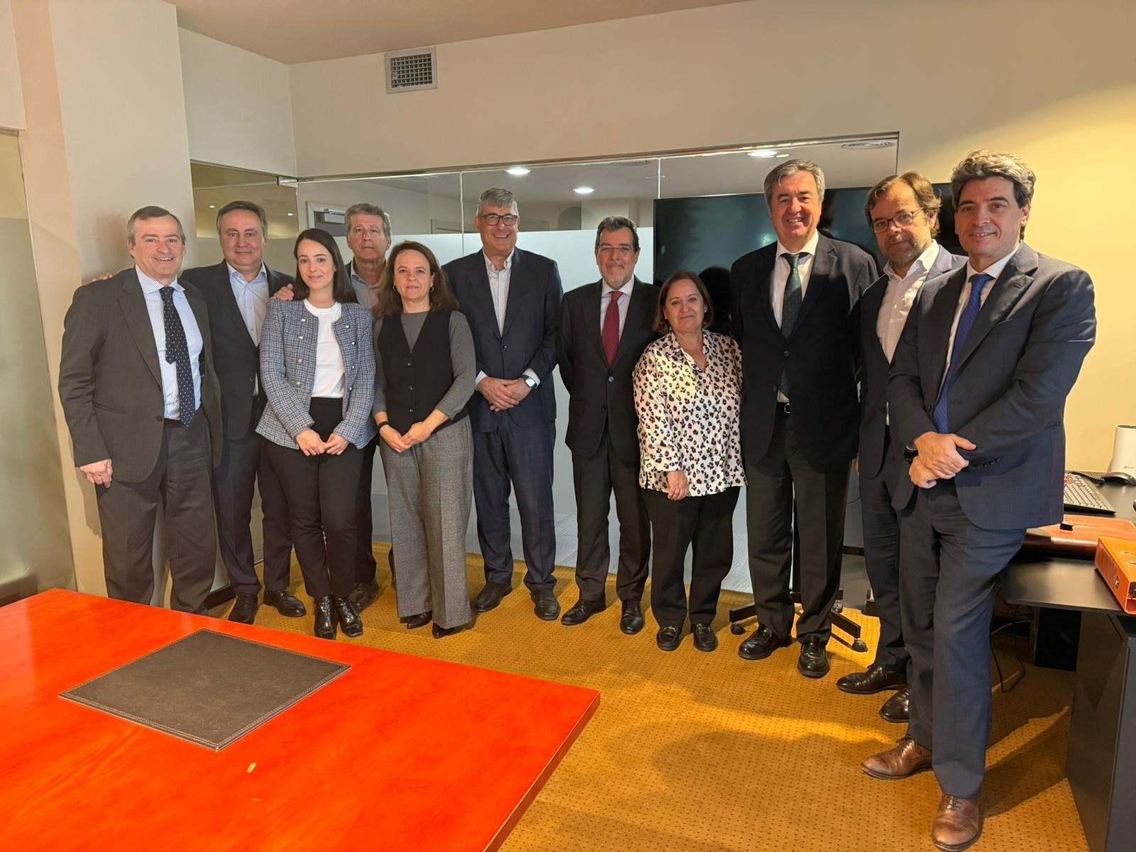 Los equipos de Adlanter y Toda & Nel-lo responsables del acuerdo, tras la firma. EE