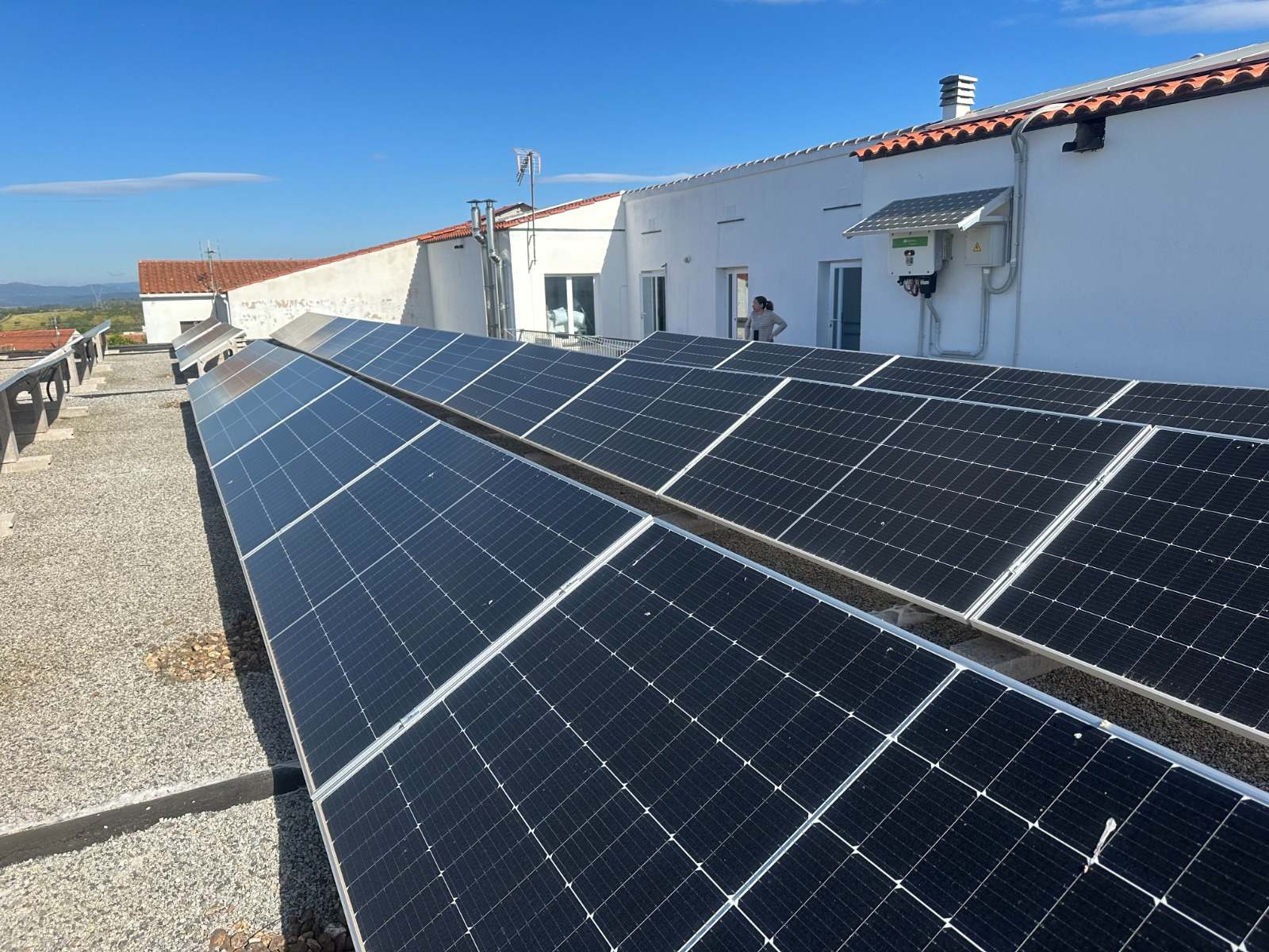 Imagen es de placas solares instaladas en la comunidad solar de Cedillo (Cáceres)