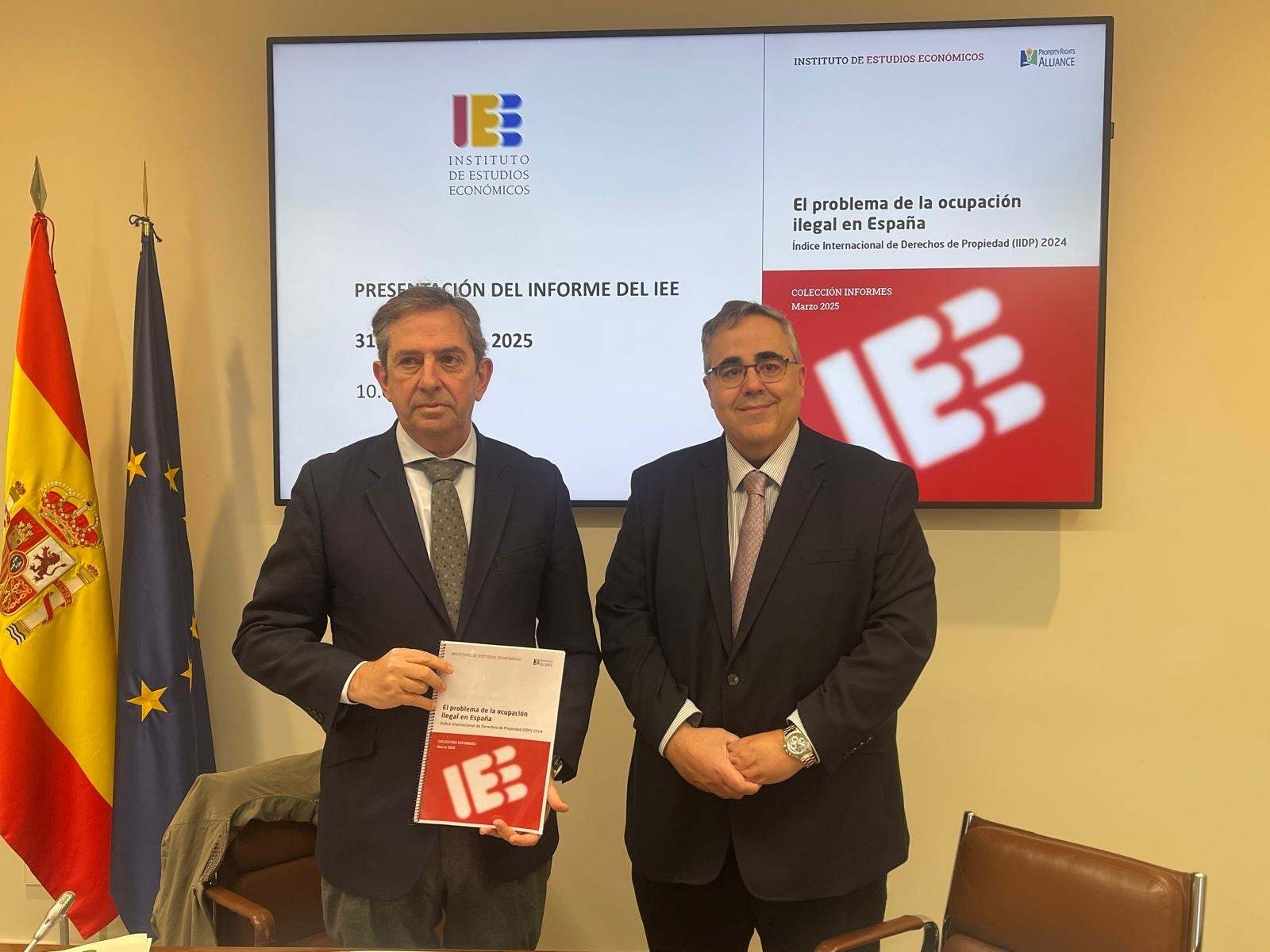El presidente del Instituto de Estudios Económicos, Íñigo Fernández de Mesa, y su director general, Gregorio Izquierdo