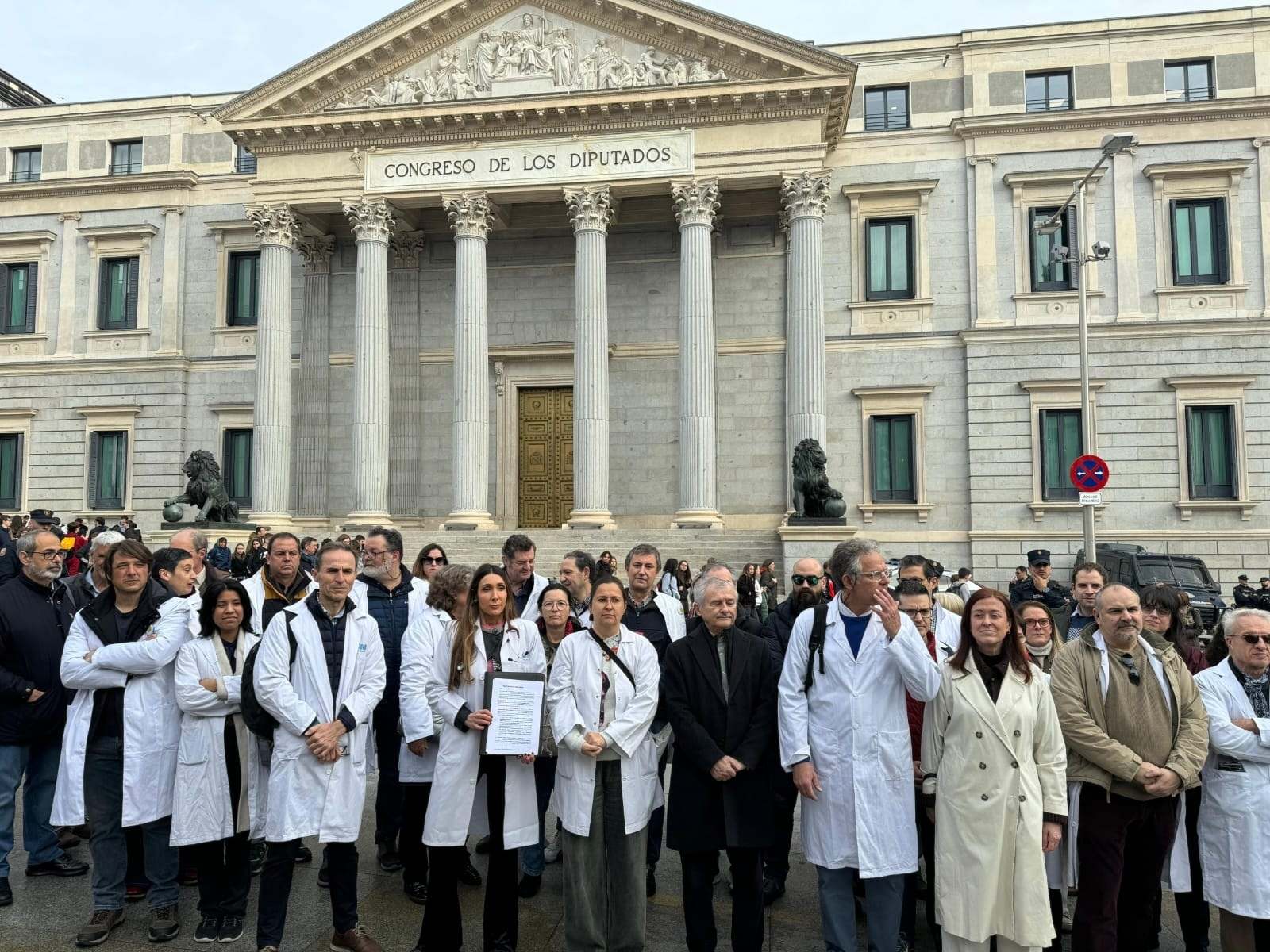 Médicos de toda España se concentran frente al Congreso para protestar por el borrador del Estatuto Marco..