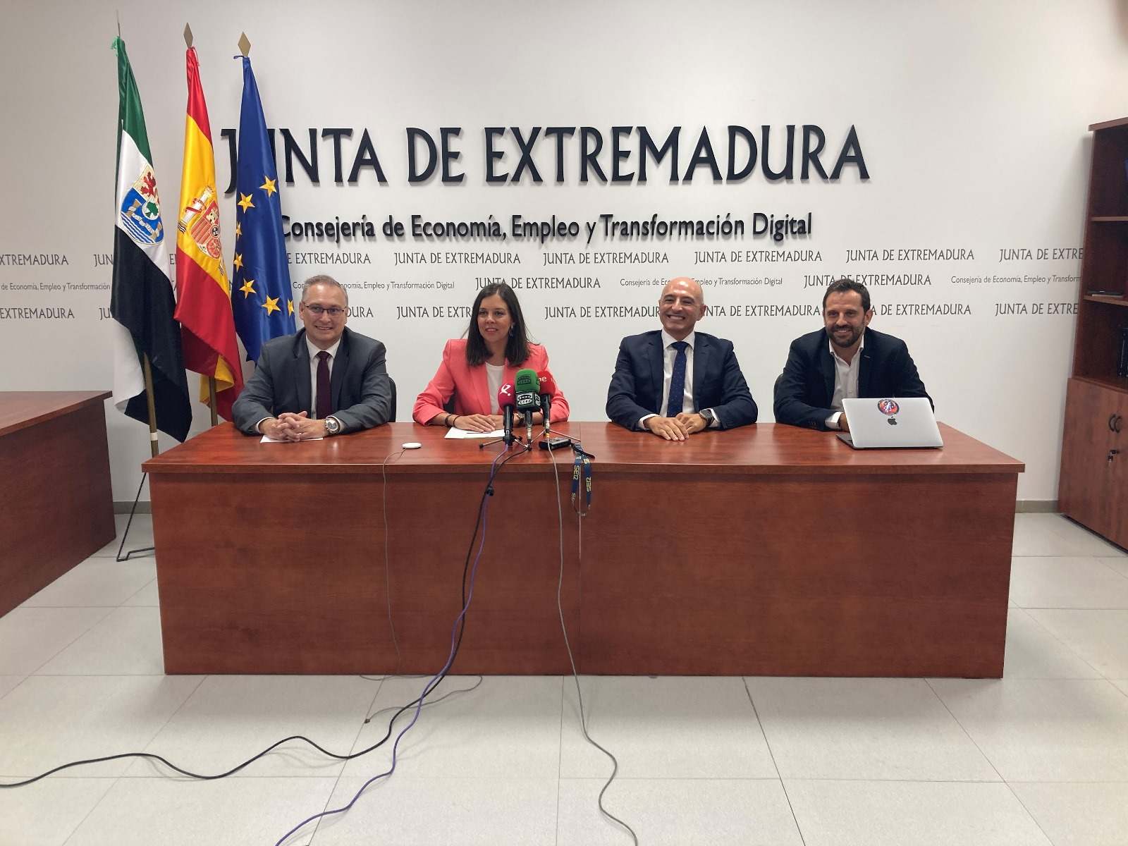 (de izquierda a derecha) Javier González, director de Sector Público IBM España, Portugal, Grecia e Israel; Celina Pérez, directora general de Empresa de la Junta de Extremadura; Juan Carlos Preciado, secretario general de Transformación Digital y Ciberse