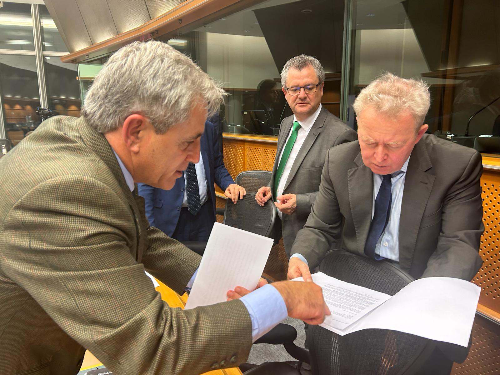 El consejero de Gestión Forestal y Mundo Rural de la Junta de Extremadura, Ignacio Higuero, con el comisario europeo de Agricultura, Janusz Wojciechowski