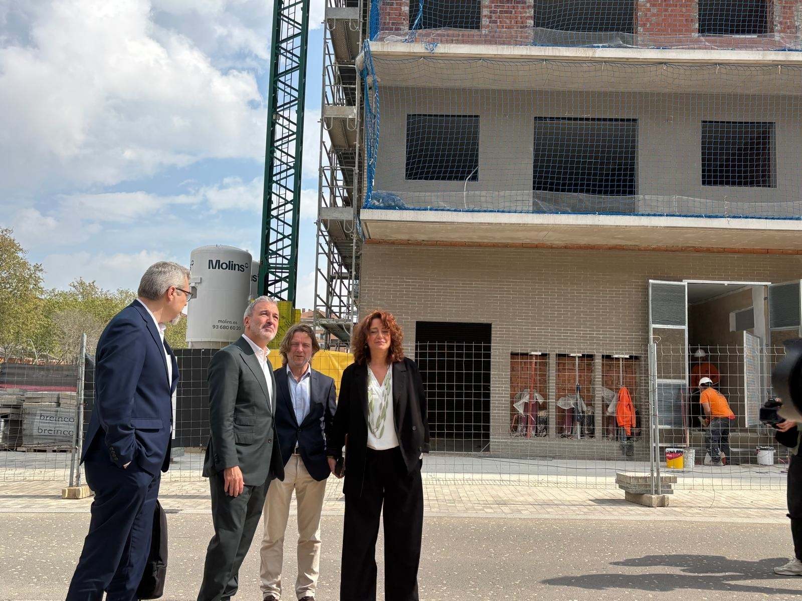 El alcalde Jaume Collboni, junto a la teniente de alcalde Laia Bonet y el concejal David Escudé. EE