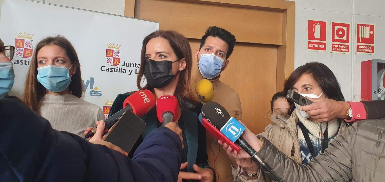 EuropaPress_4053966_ana_carlota_amigo_atiende_medios_leon.jpg
