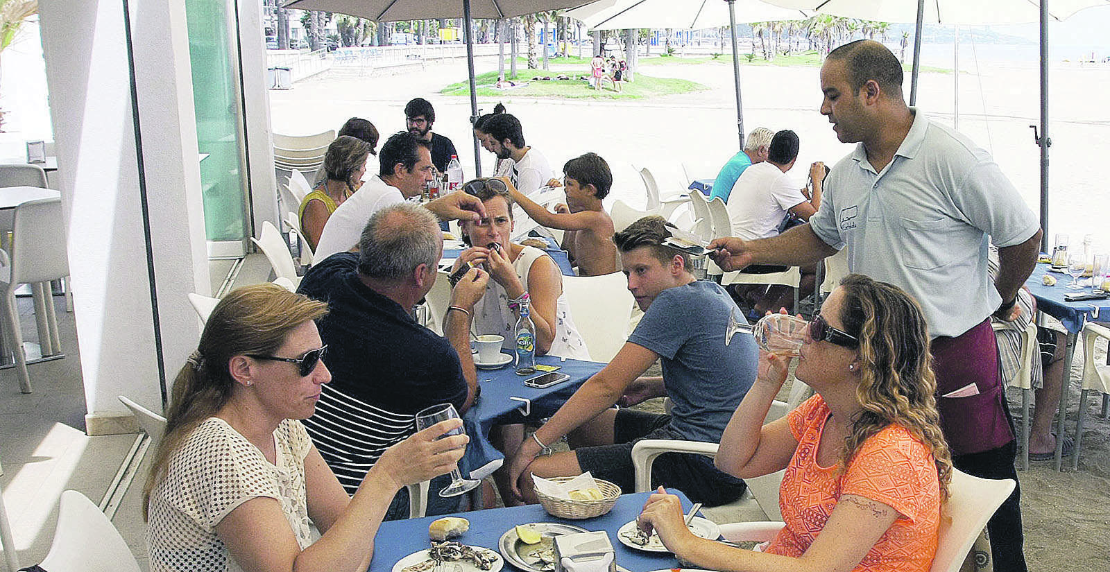 terraza-camarero-servir.jpg