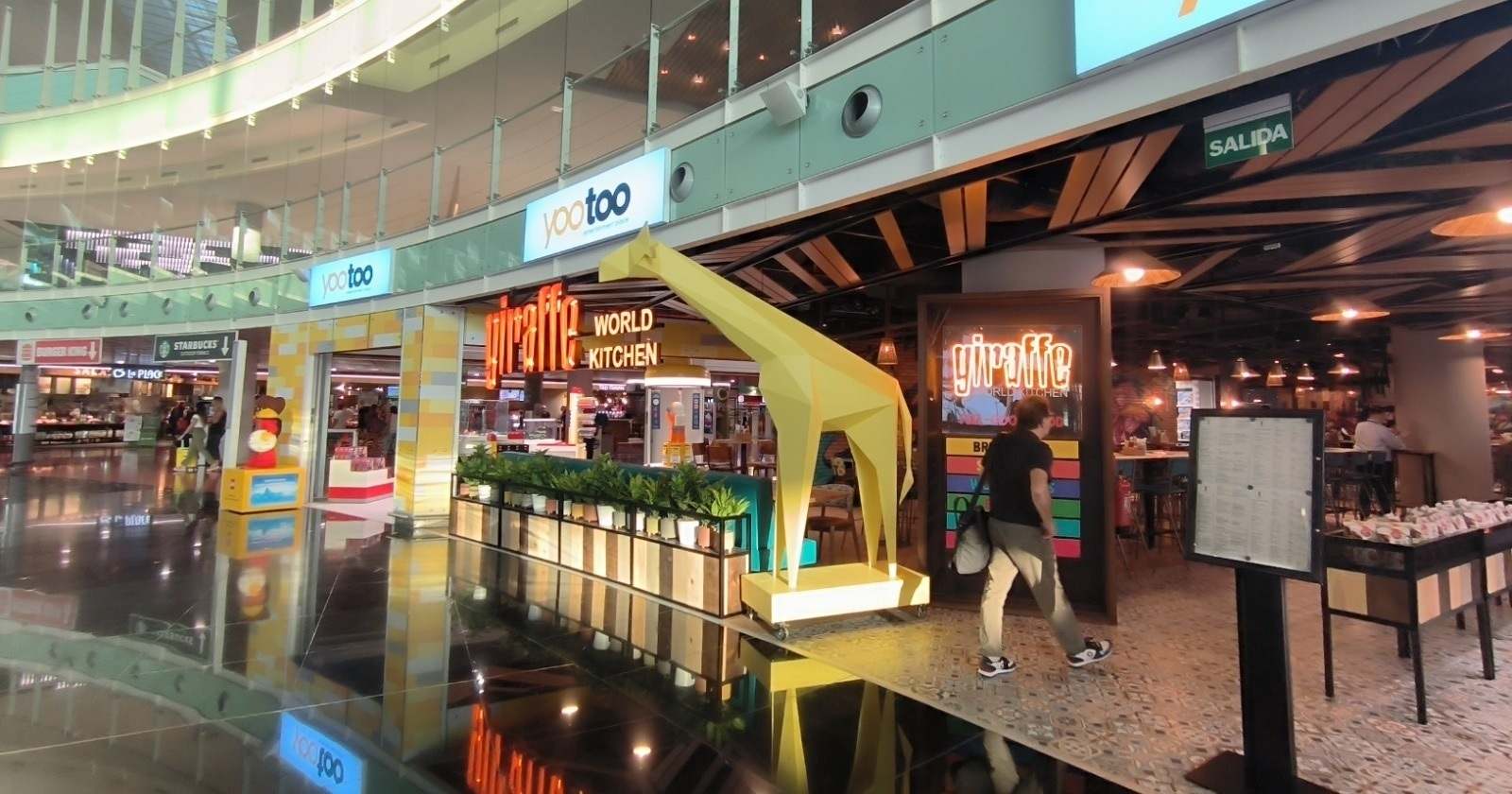 Establecimiento comercial del aeropuerto de Barcelona-El Prat. EUROPA PRESS