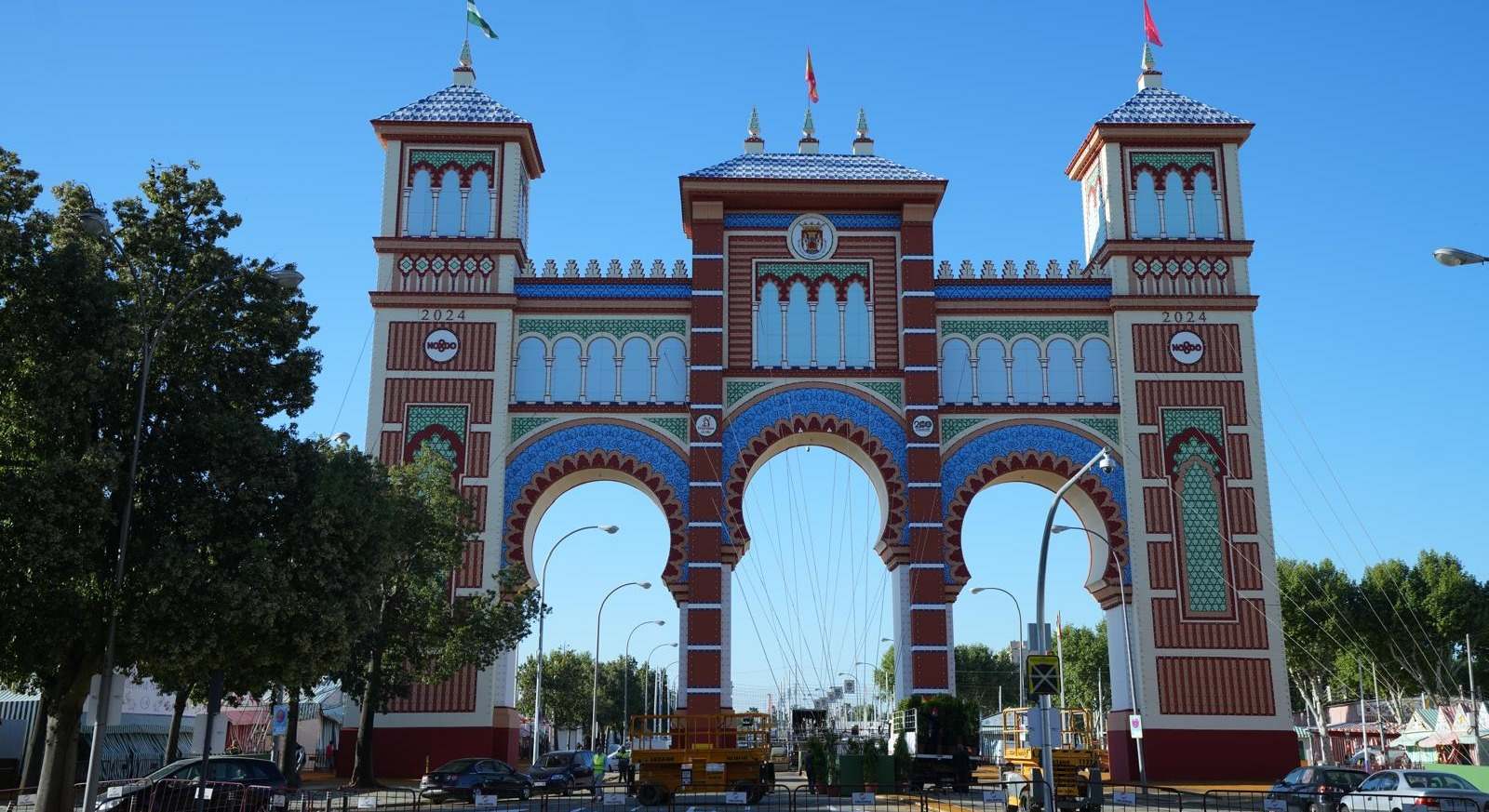 La portada de la Feria, lista ya para su alumbrado.