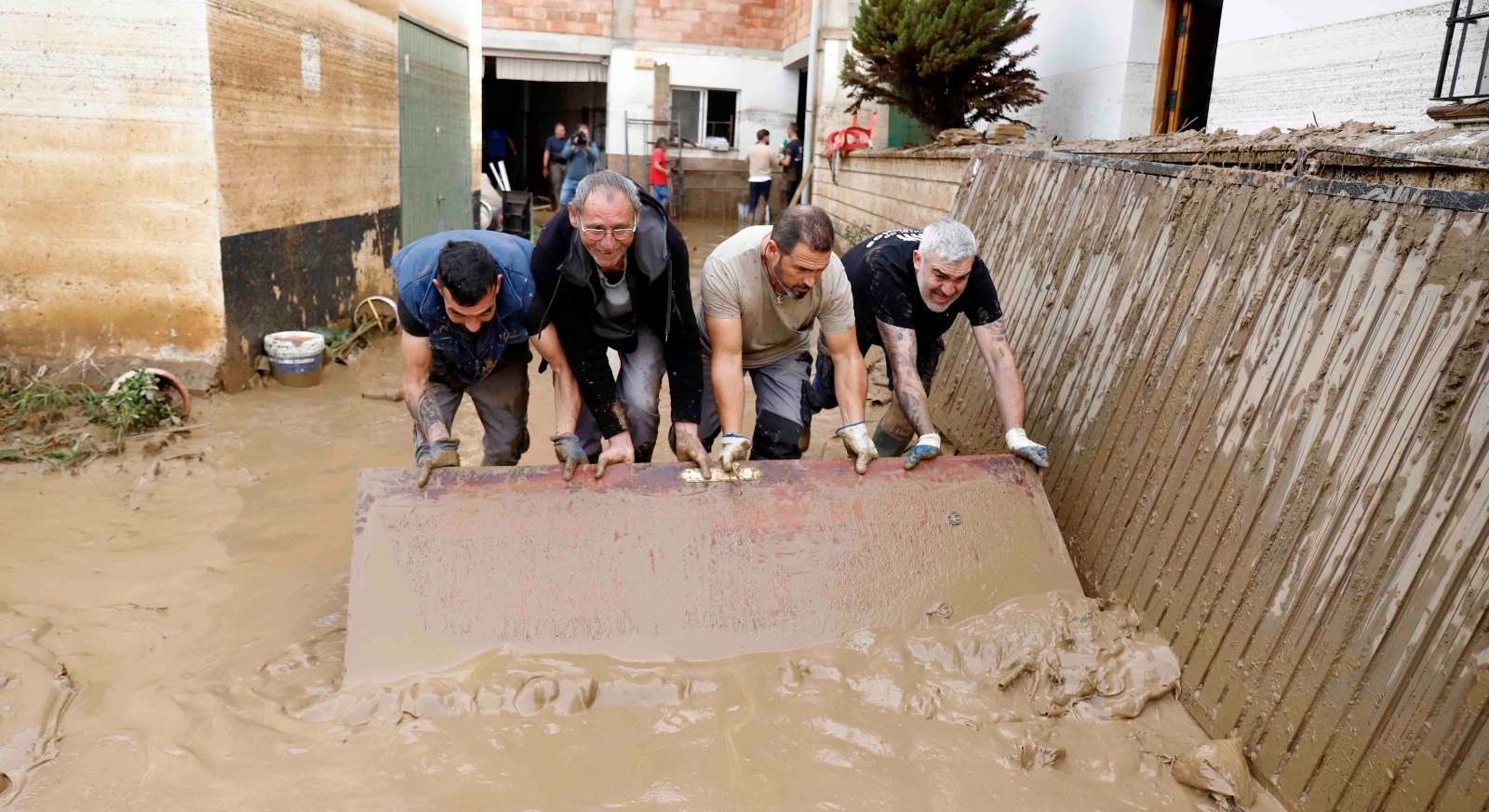 Vecinos de Benamargosa limpian las calles.