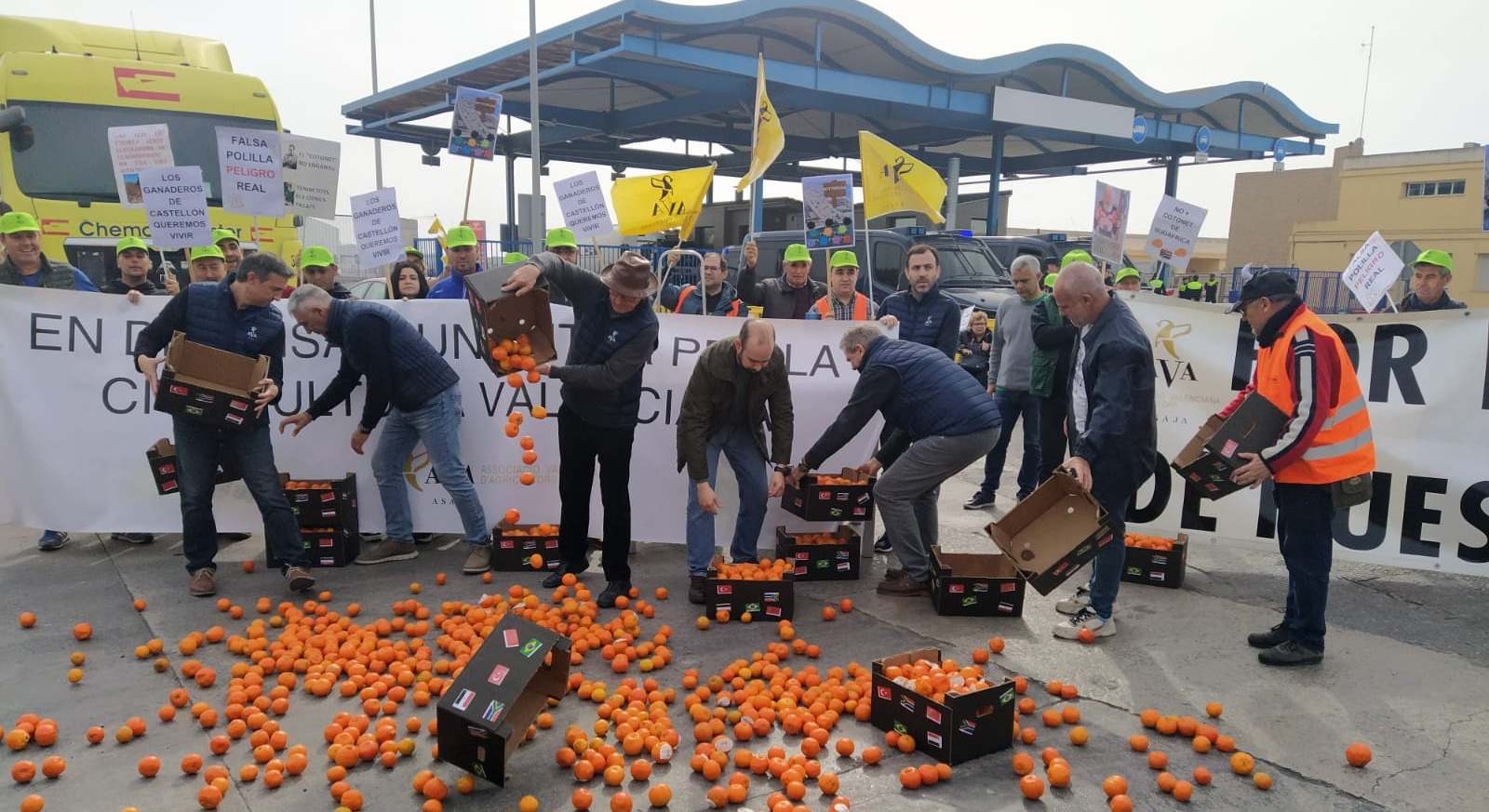 Protesta de agricultores en el puerto de Castellón.