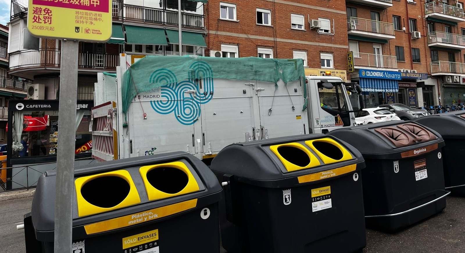 Contenedores de basura en Usera, Madrid
